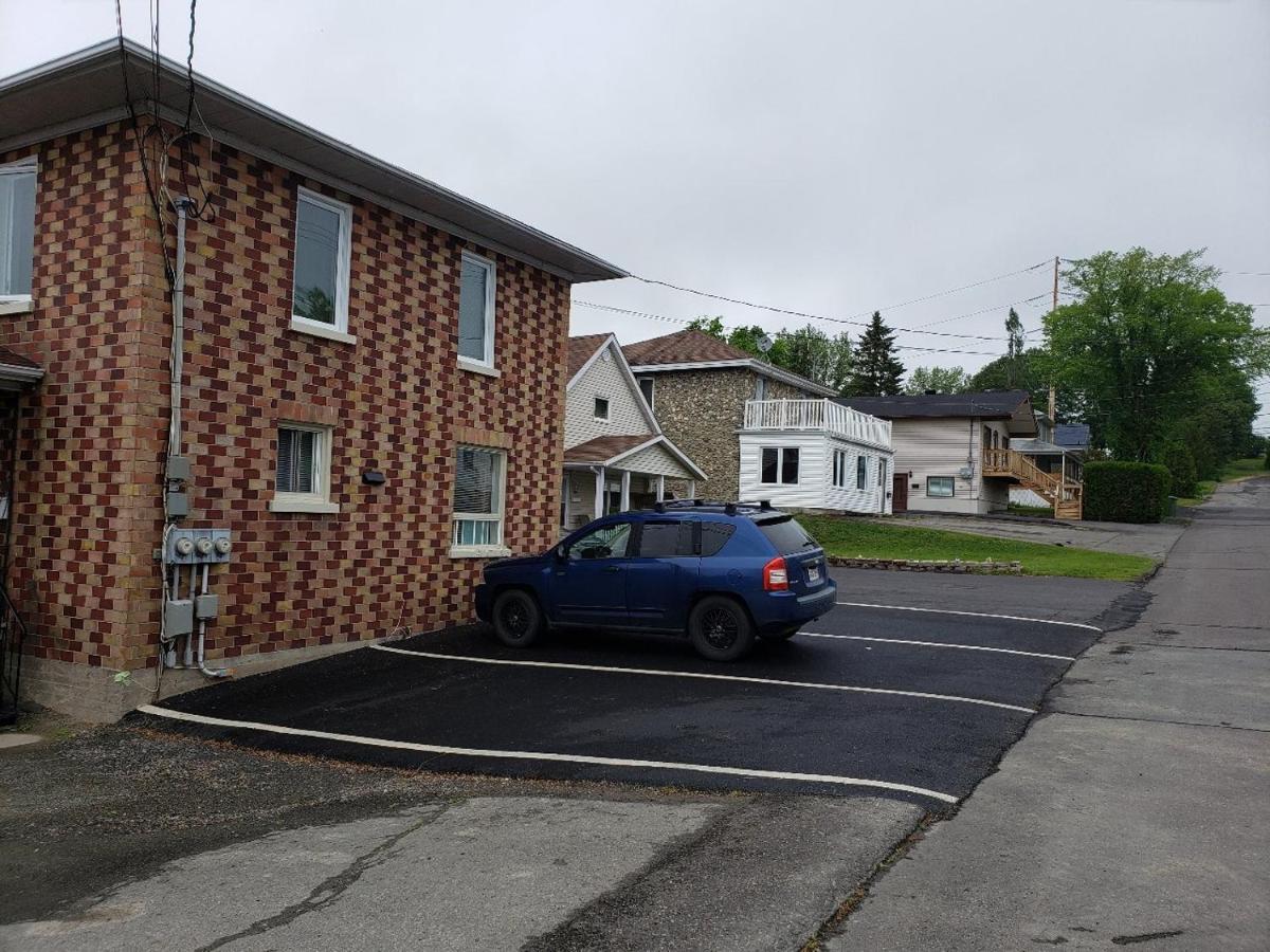 Downtown Apartment Next To Highway Netflix+Wifi Edmundston Eksteriør billede