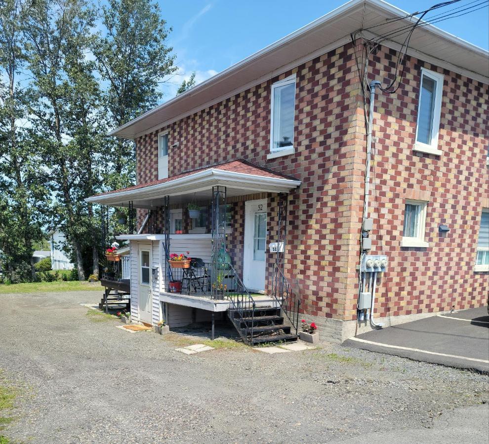 Downtown Apartment Next To Highway Netflix+Wifi Edmundston Eksteriør billede